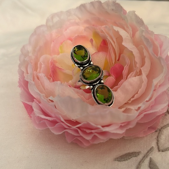 Peridot ring size 7 - Picture 2 of 4